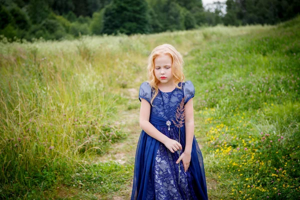 Retrato de menina bonita no vestido azul — Fotografia de Stock