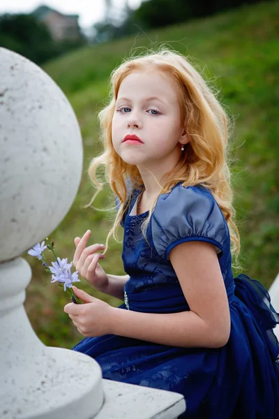 漂亮的小女孩在公园里的肖像 — 图库照片