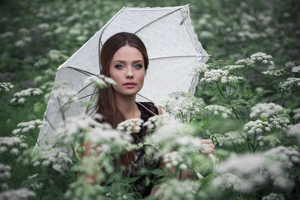 Portrét krásné dívky s deštníkem — Stock fotografie