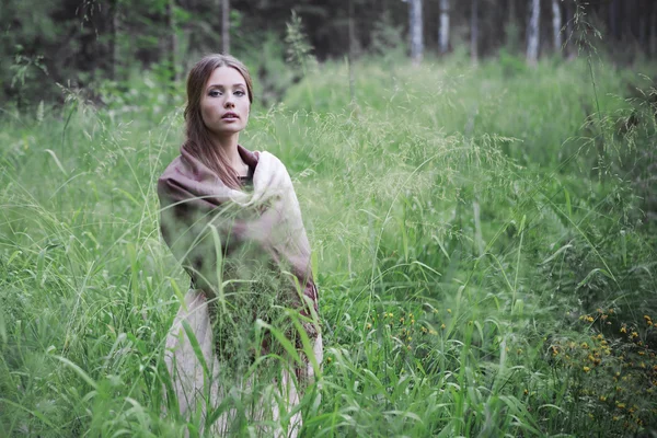 Porträtt av vacker flicka på naturen — Stockfoto