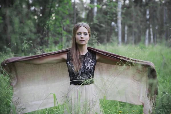 Portrait de belle fille sur la nature — Photo