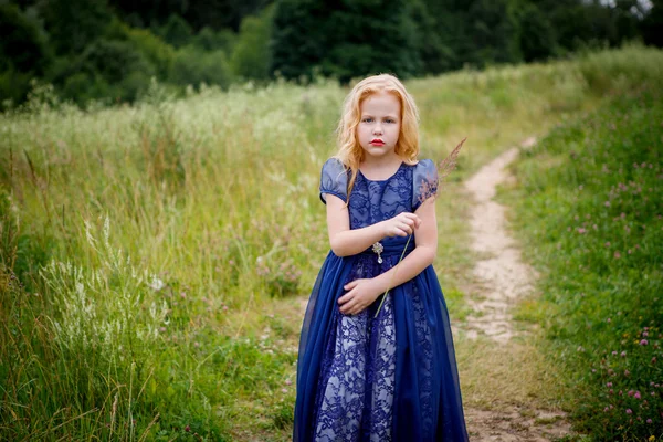 Portrait de belle petite fille dans la robe bleue — Photo