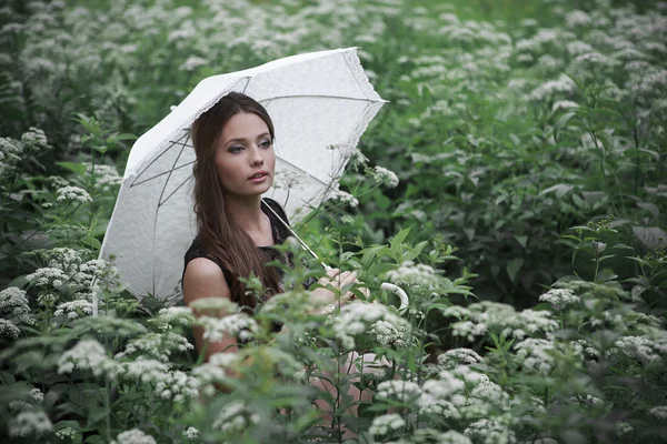 Ritratto di bella ragazza con ombrello — Foto Stock