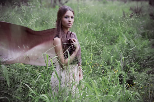 Retrato de menina bonita na natureza — Fotografia de Stock