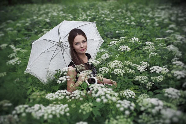 Portrait de belle fille avec parapluie — Photo