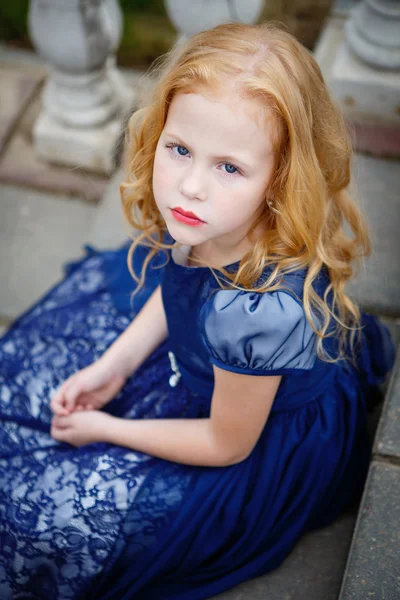Retrato de una hermosa niña en un parque —  Fotos de Stock