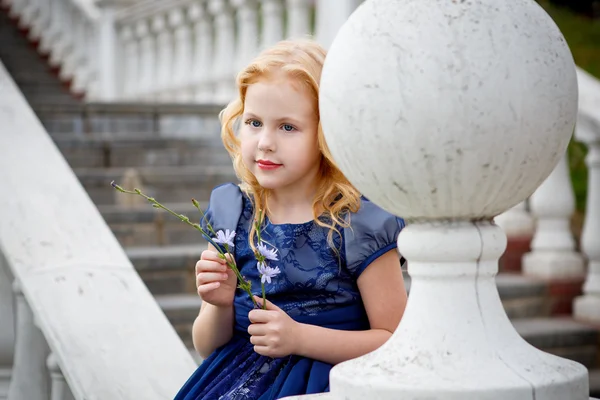 Portrait de belle petite fille dans un parc — Photo