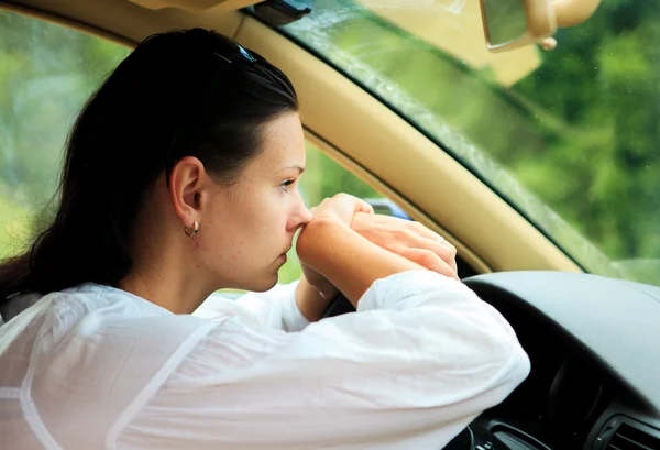 Hermosa mujer sentada dentro del coche — Foto de Stock