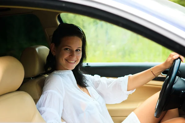 Hermosa mujer sentada dentro del coche — Foto de Stock