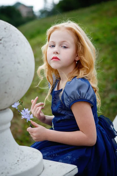 Retrato de una hermosa niña en un parque Imágenes De Stock Sin Royalties Gratis