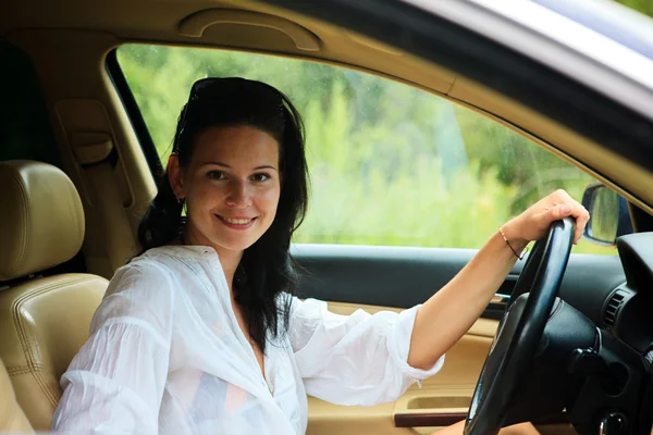 Женщина, сидящая в машине — стоковое фото