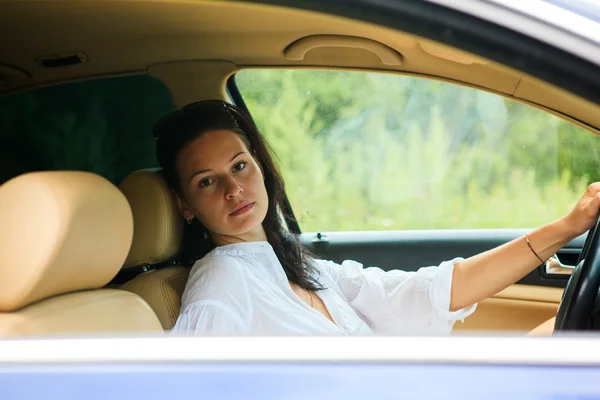 Hermosa mujer sentada dentro del coche — Foto de Stock