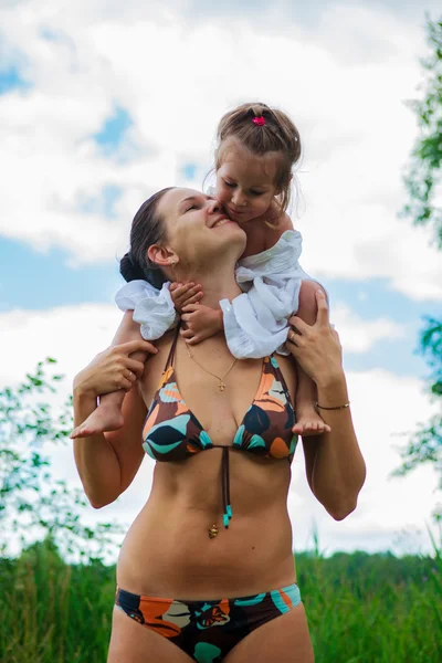 Moeder en dochter zijn Baden in de rivier — Stockfoto