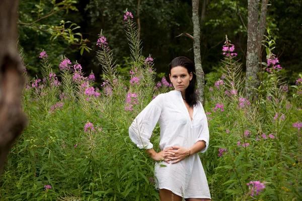 Retrato de hermosa chica en la naturaleza — Foto de Stock