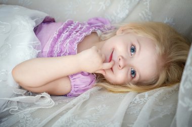 Küçük bir kız güzel bir elbise ile portresi