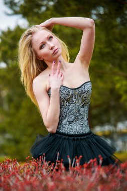 siyah elbiseli güzel kız portresi