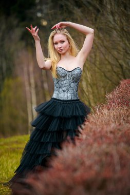 siyah elbiseli güzel kız portresi