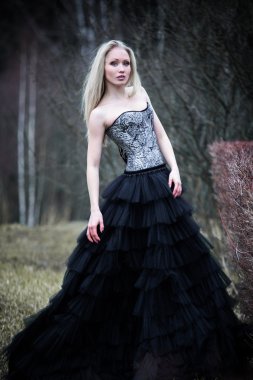 siyah elbiseli güzel kız portresi