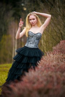 siyah elbiseli güzel kız portresi
