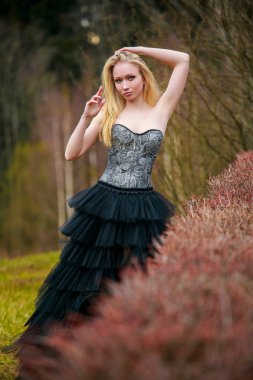 siyah elbiseli güzel kız portresi