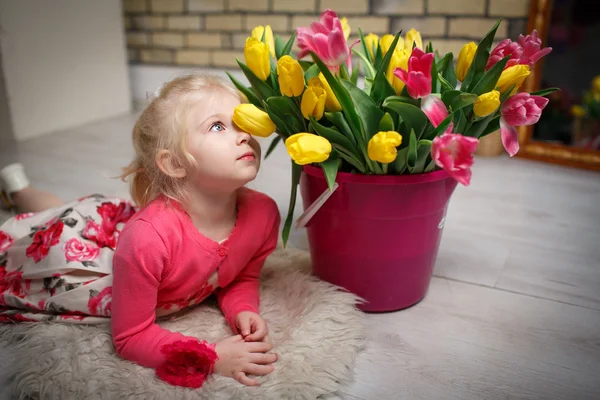 Porträtt av en vacker liten flicka — Stockfoto