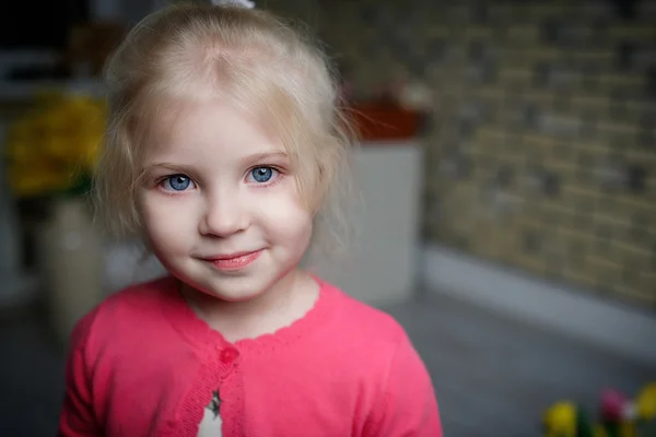 Portrait of a beautiful little girl — Stock Photo, Image