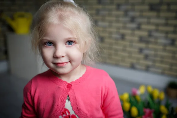 Portret van een mooi klein meisje — Stockfoto