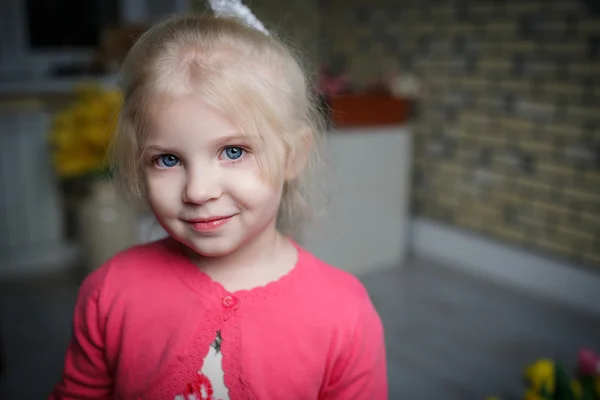 Portret van een mooi klein meisje — Stockfoto