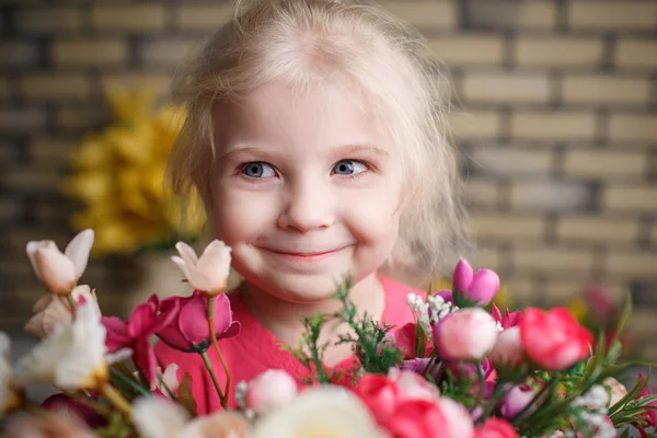 Porträt eines schönen kleinen Mädchens — Stockfoto