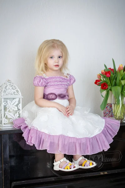 Πορτρέτο του ένα μικρό κορίτσι με ένα όμορφο φόρεμα — Φωτογραφία Αρχείου