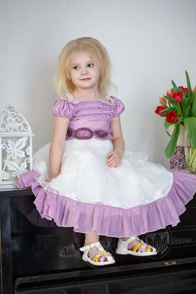 Πορτρέτο του ένα μικρό κορίτσι με ένα όμορφο φόρεμα — Φωτογραφία Αρχείου