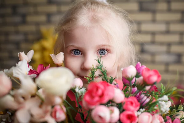 Portret van een mooi klein meisje — Stockfoto