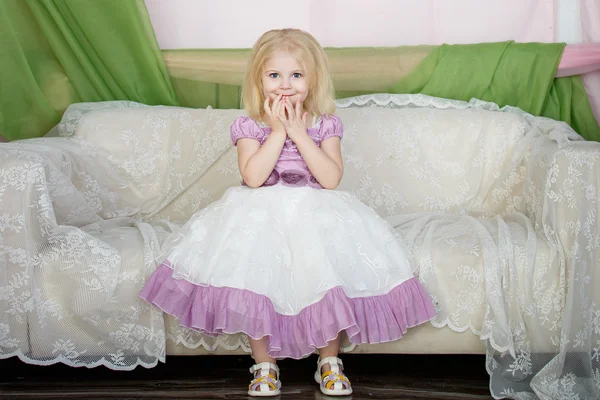 Portret van een meisje met een mooie jurk — Stockfoto