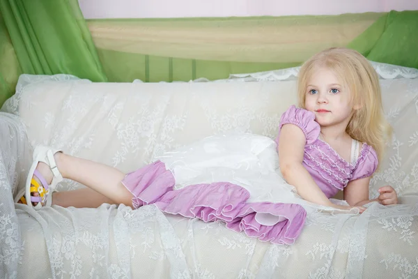 Porträt eines kleinen Mädchens mit einem schönen Kleid — Stockfoto