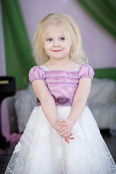 美しいドレスの少女の肖像画 — ストック写真