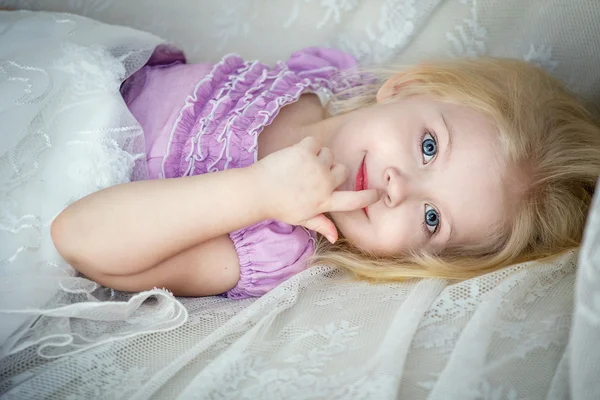 Portrait d'une petite fille avec une belle robe — Photo