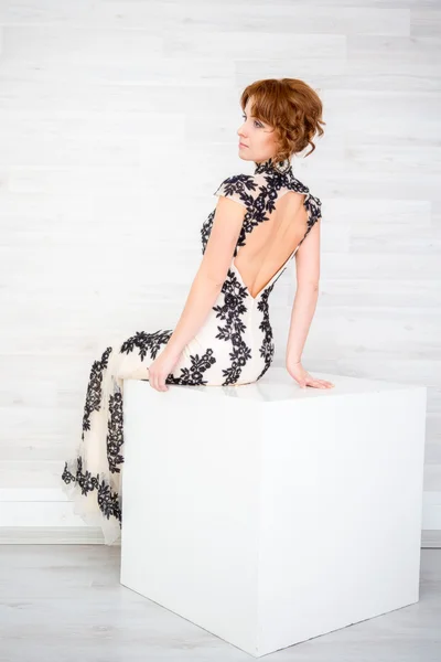 Retrato de uma menina bonita em um vestido bonito — Fotografia de Stock