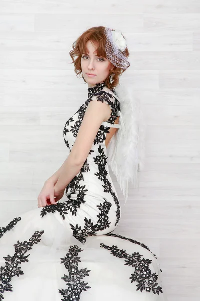 Porträt eines schönen Mädchens in einem schönen Kleid — Stockfoto