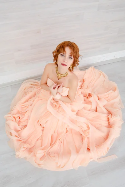 Retrato de uma menina bonita em um vestido de pêssego bege — Fotografia de Stock