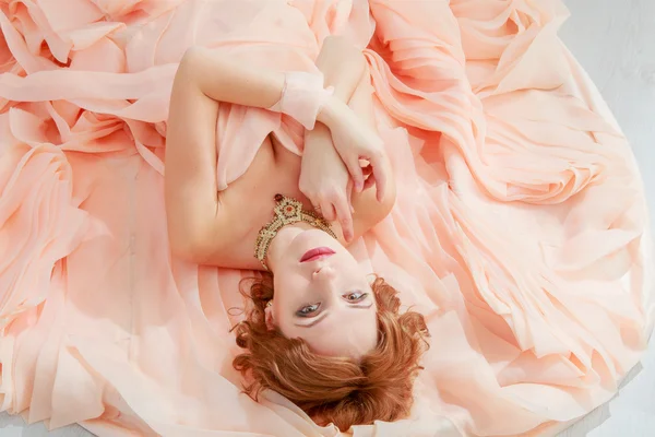Muotokuva kaunis tyttö beige persikka mekko — kuvapankkivalokuva