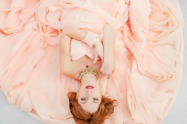 Retrato de una hermosa chica en un vestido de melocotón beige —  Fotos de Stock