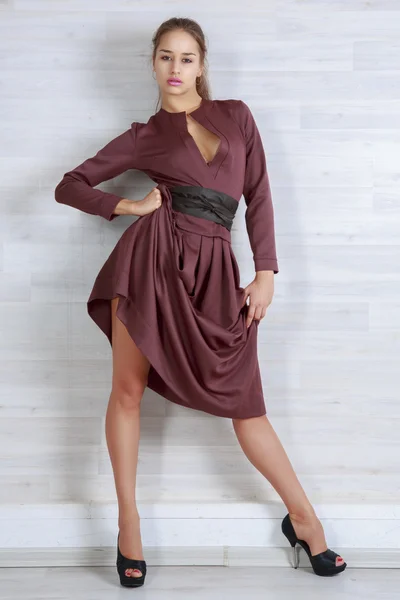 아름 다운 여자 드레스 초콜릿 갈색의 초상화 — 스톡 사진