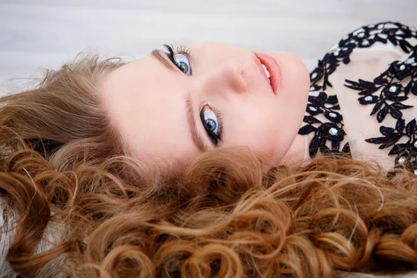 Portrait of a beautiful girl in a beautiful dress — Stock Photo, Image