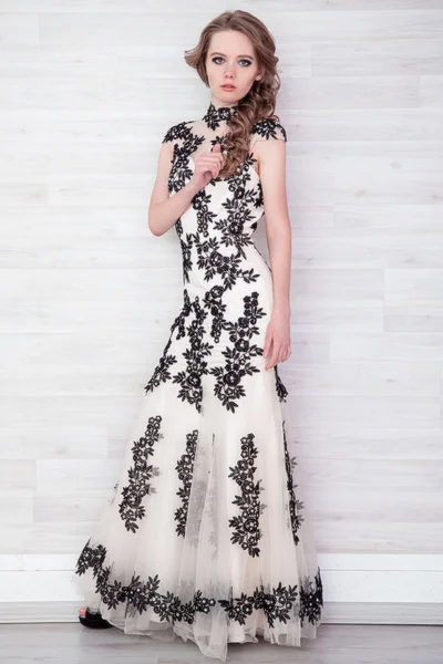 아름 다운 드레스에서 아름 다운 여자의 초상화 — 스톡 사진