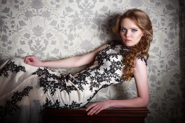 Portret van een mooi meisje in een mooie jurk — Stockfoto