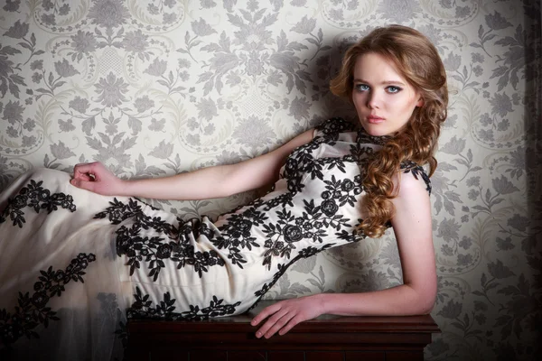 Portrait of a beautiful girl in a beautiful dress — Stock Photo, Image