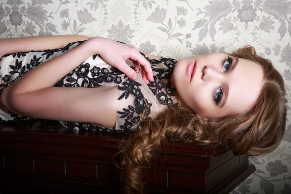 Portrait of a beautiful girl in a beautiful dress — Stock Photo, Image