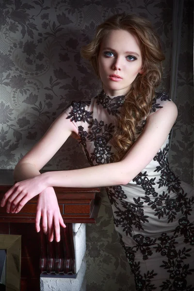 Portrait of a beautiful girl in a beautiful dress — Stock Photo, Image