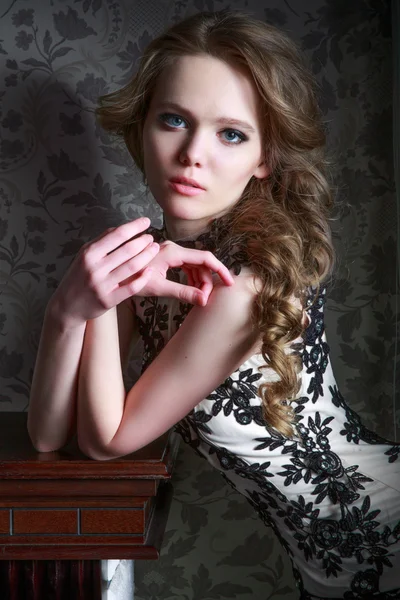 एक सुंदर ड्रेस मध्ये एक सुंदर मुलगी पोर्ट्रेट — स्टॉक फोटो, इमेज