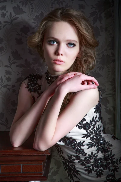 Retrato de una hermosa chica en un hermoso vestido —  Fotos de Stock